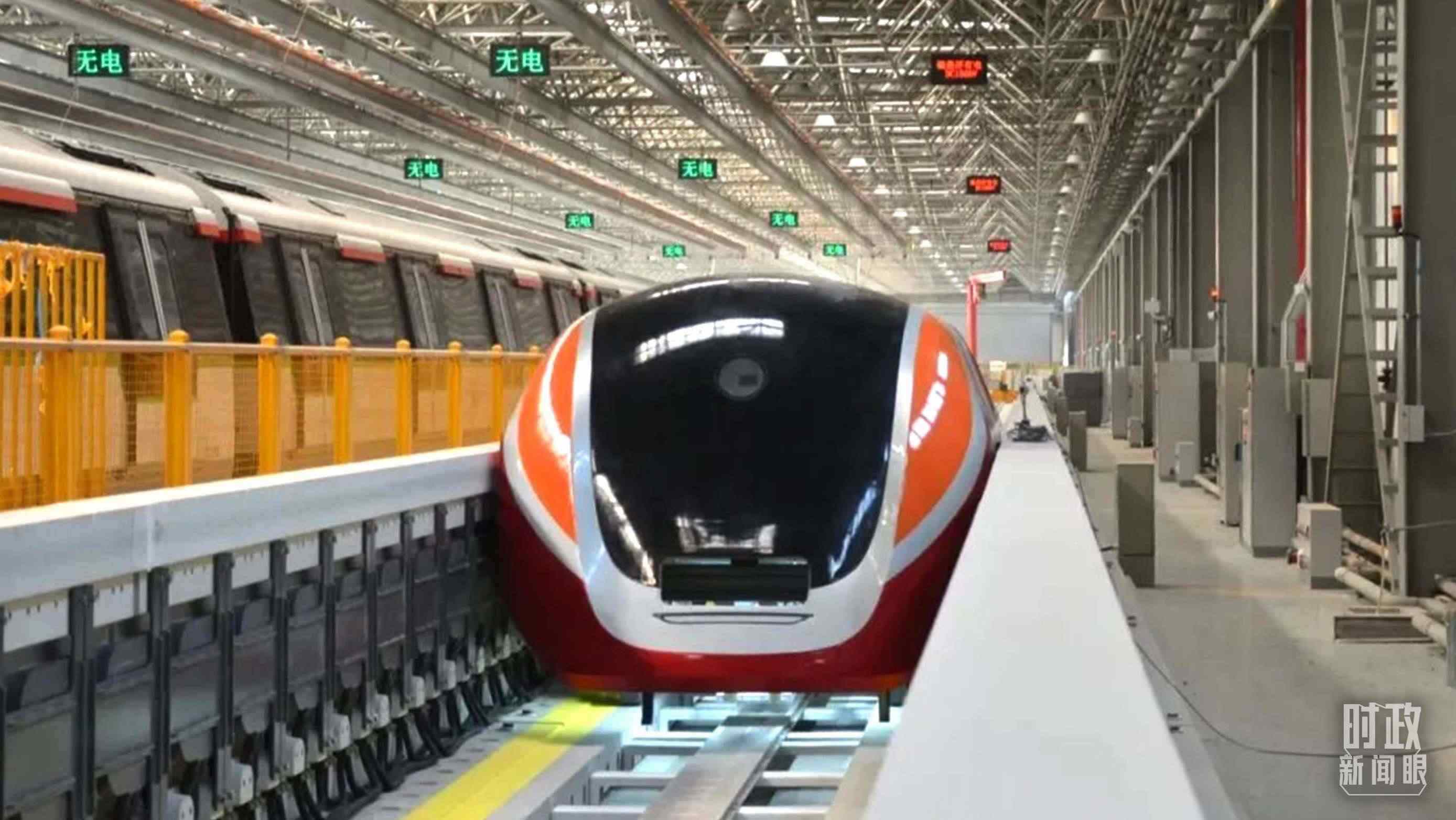 △3月31日，由中國(guó)中車自主研制的國(guó)內(nèi)首套高溫超導(dǎo)電動(dòng)懸浮全要素試驗(yàn)系統(tǒng)完成首次懸浮運(yùn)行。（圖/中車齊齊哈爾車輛有限公司）