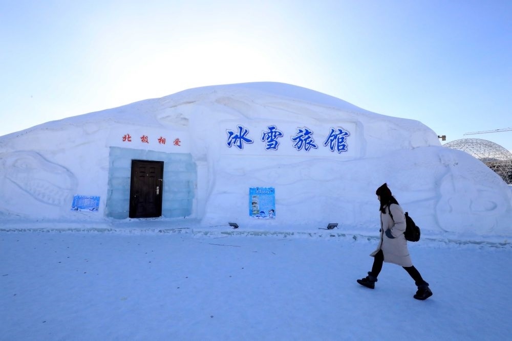 游客從北極村冰雪旅館的一個房間前走過（2018年1月31日攝）。