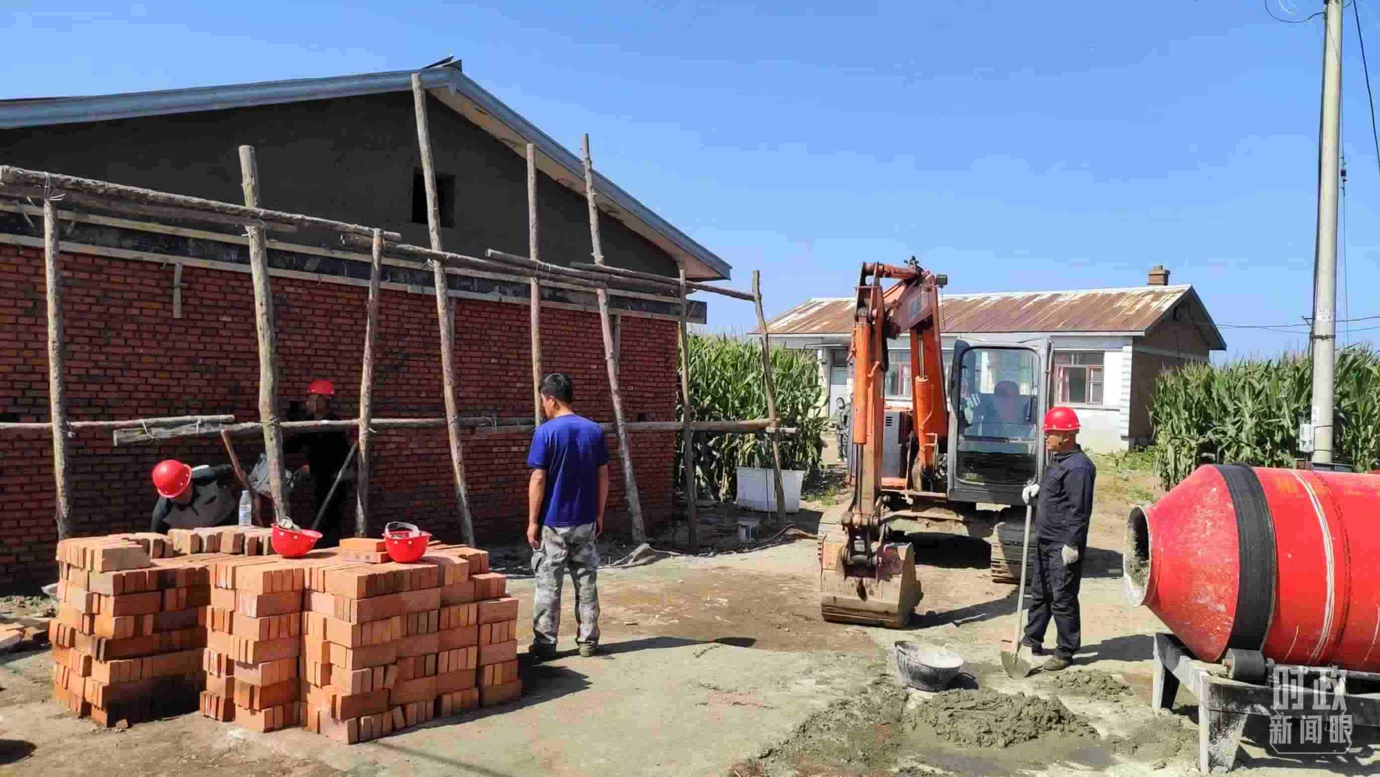 △村民正在修繕被損的房屋。（總臺(tái)央視記者薛冠南拍攝）