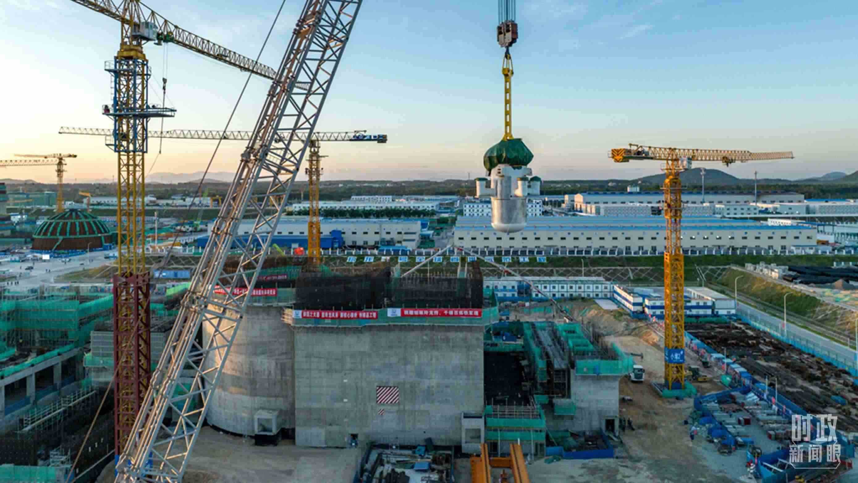 △8月10日，由中國(guó)第一重型機(jī)械股份公司承制的玲龍一號(hào)反應(yīng)堆核心模塊“玲龍之心”成功吊裝。（圖/國(guó)務(wù)院國(guó)資委網(wǎng)站）