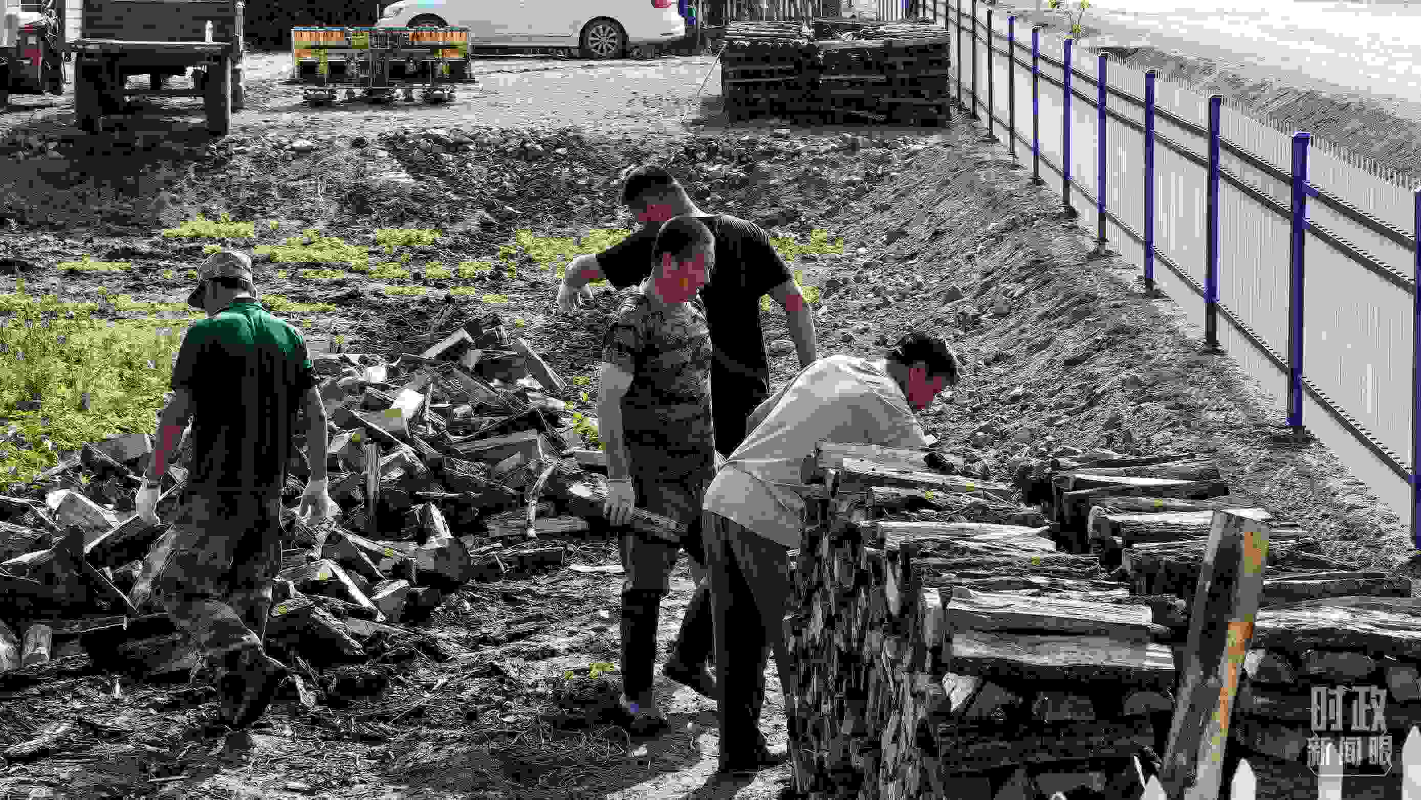 △村民正在整理家中被洪水沖垮的柴火垛。（總臺(tái)央廣記者潘毅拍攝）