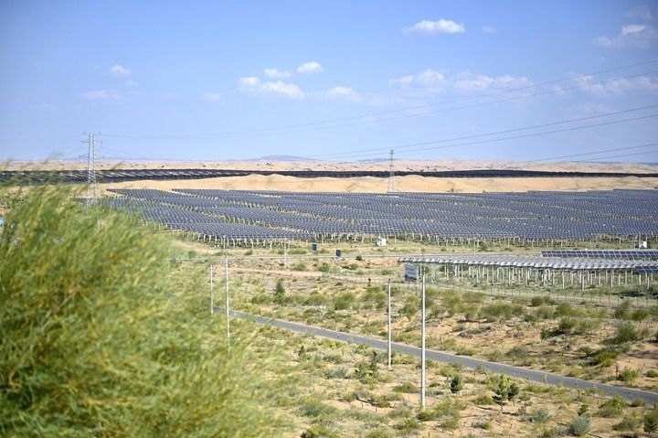 這是2023年8月24日拍攝的內(nèi)蒙古鄂爾多斯市達(dá)拉特光伏基地。新華社記者 賀書琛 攝