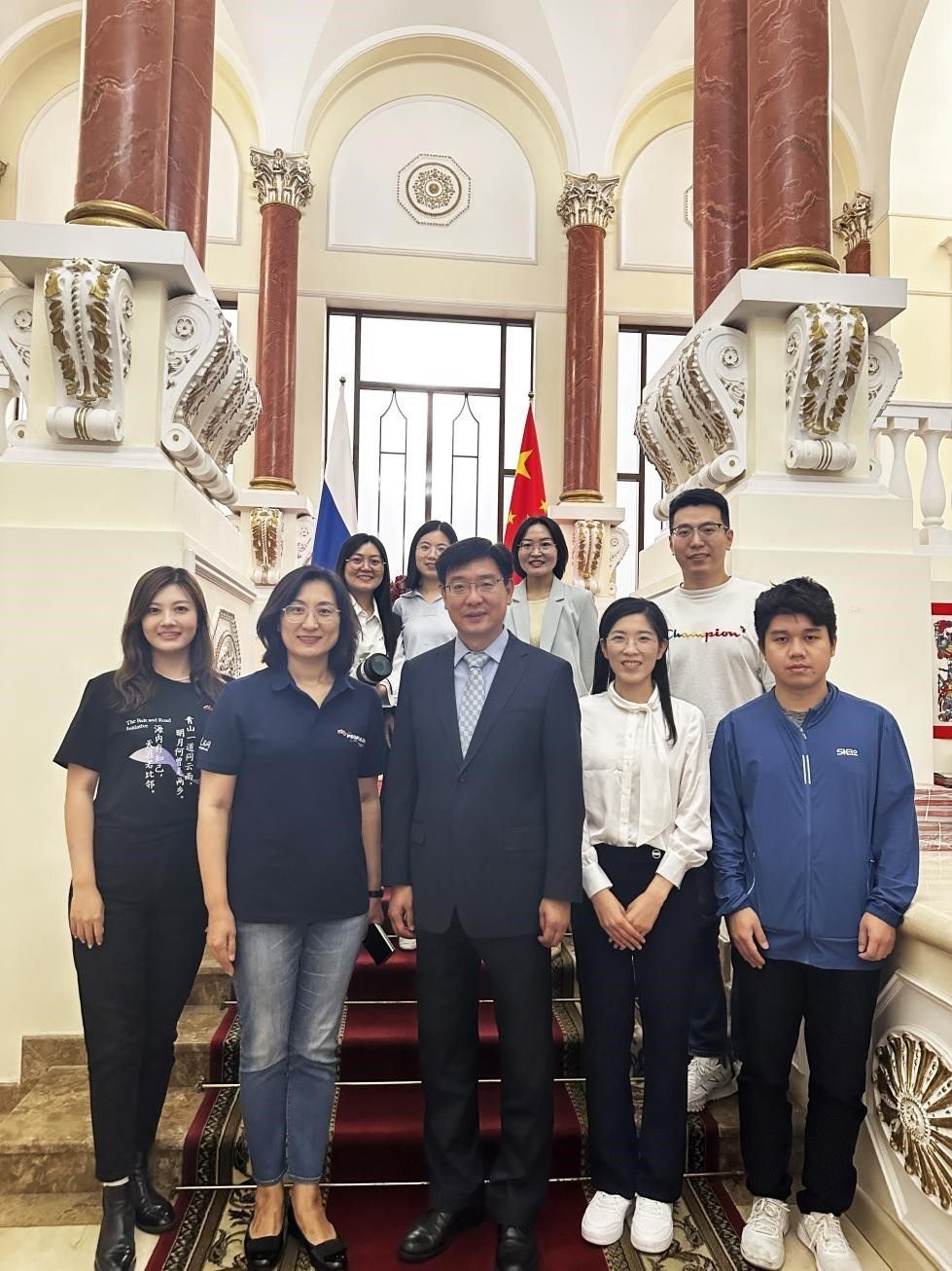 中國駐俄羅斯大使館公使銜文化參贊、莫斯科中國文化中心主任封立濤（前排中）與人民網(wǎng)記者合影。