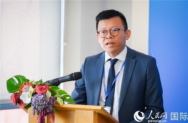 圖為中遠(yuǎn)海運(yùn)(歐洲)公司副總裁李震宇致辭。人民網(wǎng) 郭錦標(biāo)攝