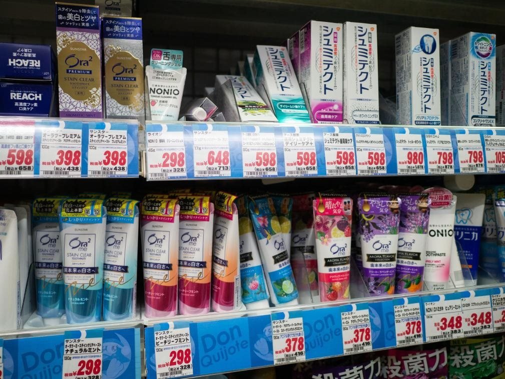 這是8月16日在日本東京新宿一商場拍攝的貨架。新華社記者張笑宇攝