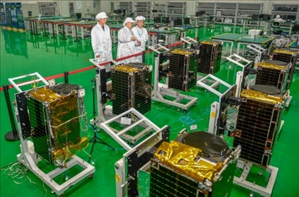 △2022年10月17日，位于吉林長春的長光衛(wèi)星技術股份有限公司科研人員在衛(wèi)星總裝測試大廳進行相關測試工作。