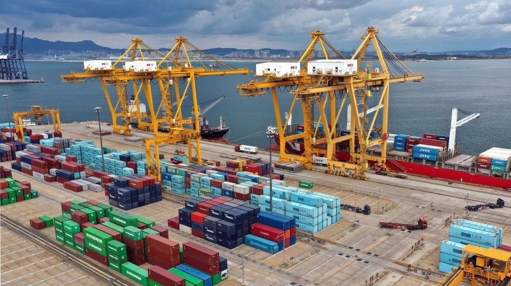 △在遼寧大連市遼寧港口集團大連港集裝箱碼頭，貨輪在裝卸集裝箱。