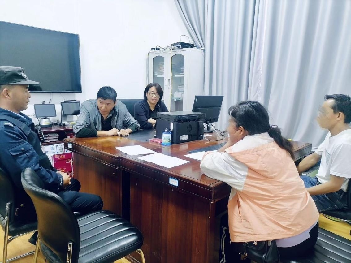 2023年8月4日，和立峰（左二）在調(diào)解一起家庭婚姻糾紛。受訪者供圖