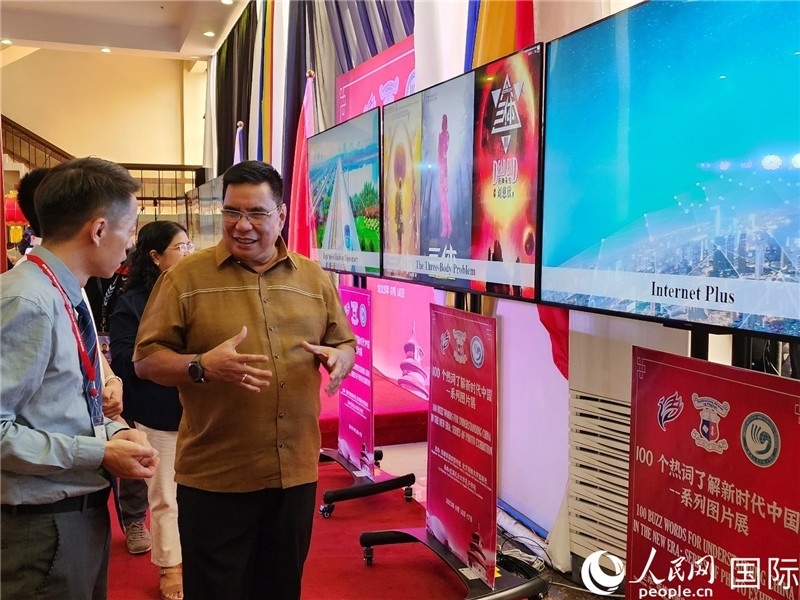 圖為菲律賓國家圖書館館長阿德里亞諾參觀新時代中國圖片展。人民網(wǎng)記者樊帆攝