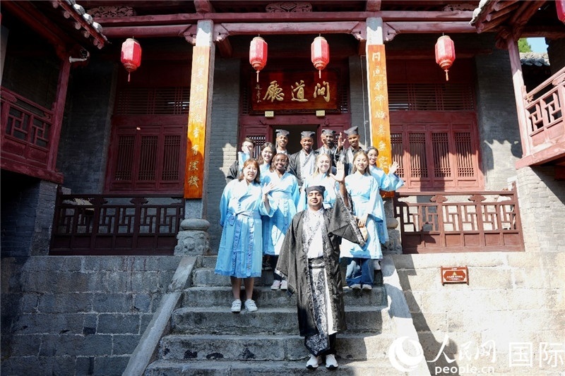 圖為選手們?cè)诤?huì)書院內(nèi)合影留念。人民網(wǎng) 盧鵬宇攝