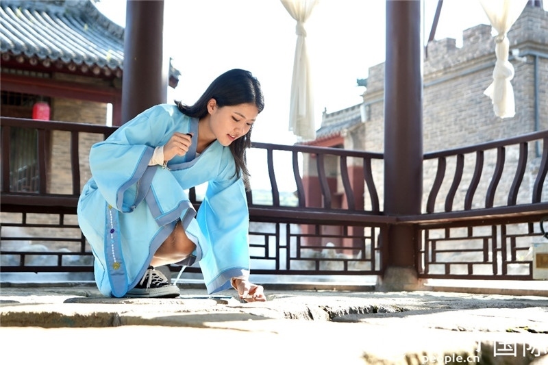 圖為選手在“曲水流觴亭”將“桃心”蠟燭放入渠中。人民網(wǎng) 盧鵬宇攝