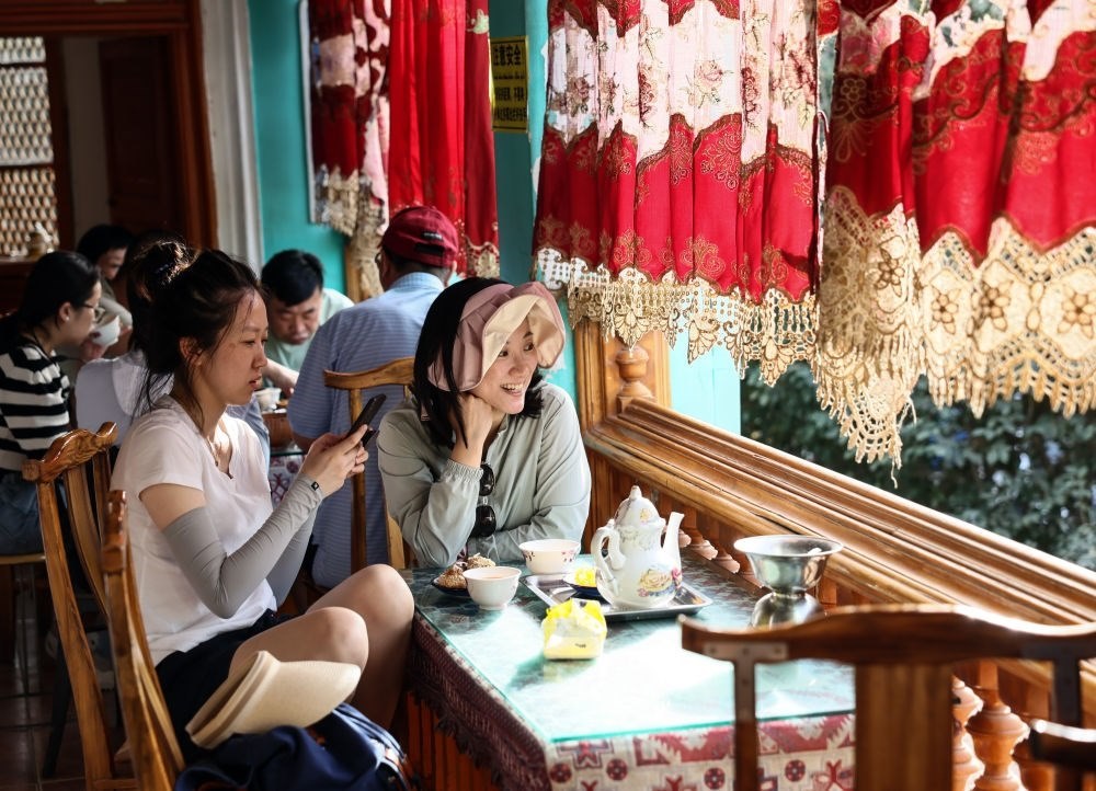 游客在新疆喀什古城景區(qū)百年老茶館內(nèi)品茶小憩（2023年9月7日攝）。新華社記者 蘭紅光 攝