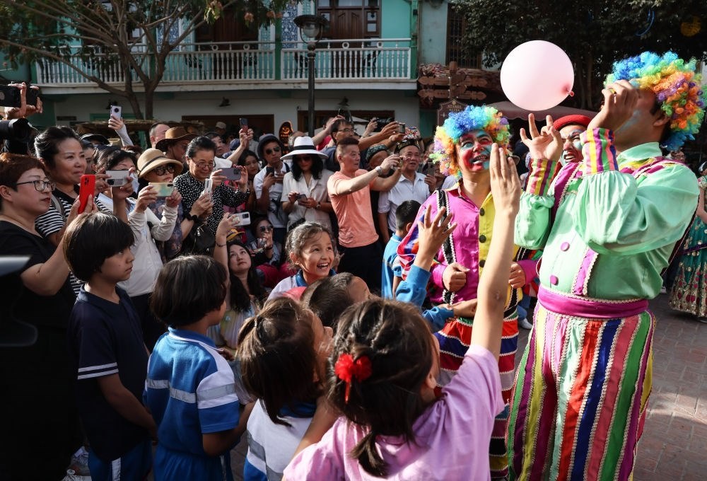 演員與小朋友在新疆喀什古城景區(qū)互動（2023年9月7日攝）。新華社記者 蘭紅光 攝