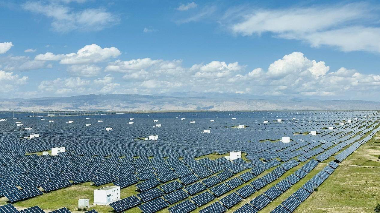 遠(yuǎn)眺青海省海南州光伏發(fā)電園區(qū)。人民網(wǎng) 劉沛然攝