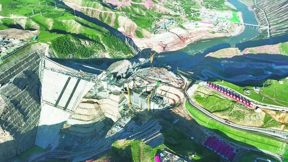 瑪爾擋水電站項目建設(shè)現(xiàn)場。國家能源集團(tuán)青?，敔枔跛娬竟﹫D