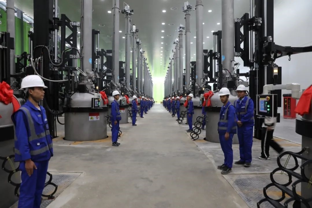 晶科能源二期20GW拉棒切方項目投產(chǎn)現(xiàn)場。南川工業(yè)園區(qū)管委會供圖