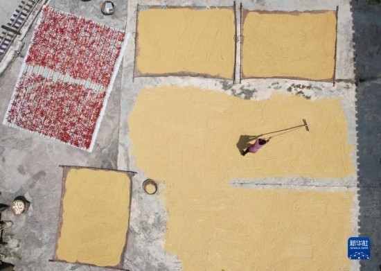 9月16日，村民在貴州省黔東南苗族侗族自治州施秉縣馬溪鄉(xiāng)王家坪村晾曬稻谷（無人機(jī)照片）。