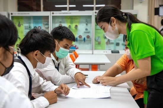 3月14日，在泰國大城府大城技術學院魯班工坊，教師（右一）給學生上課。新華社記者 王騰 攝