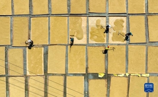 9月16日，在湖南省懷化市通道侗族自治縣萬佛山鎮(zhèn)溪上村，村民在晾曬稻谷（無人機(jī)照片）。