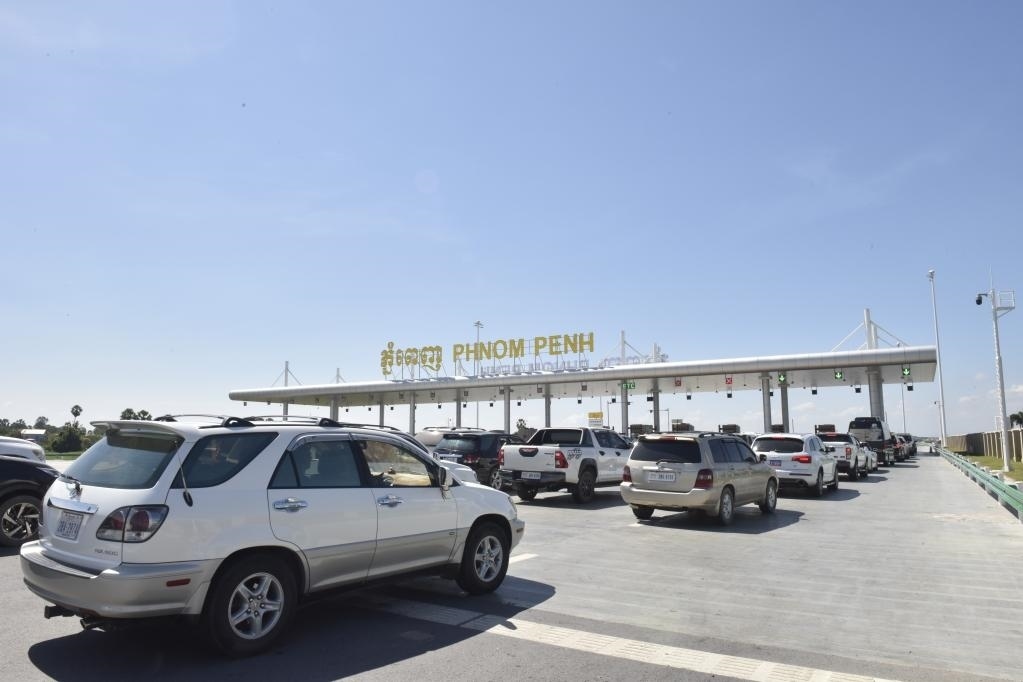 2022年11月7日，車輛在柬埔寨首都金邊的金港高速公路入口處排隊(duì)。金港高速公路連接柬埔寨首都金邊和該國最大深水海港西哈努克港。