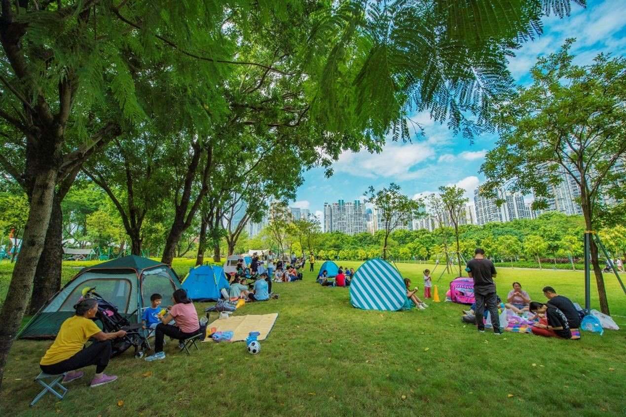 珠江公園內，居民們正露營休憩。受訪者供圖