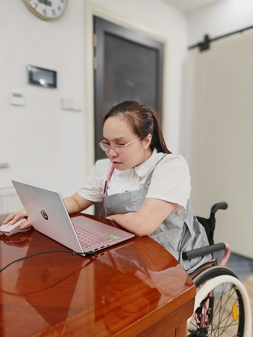 杜誠(chéng)誠(chéng)在準(zhǔn)備電影講解稿。 魏涵玉攝