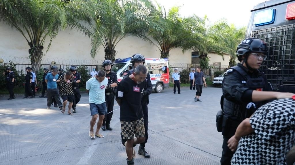 圖為涉詐犯罪嫌疑人移交我方。