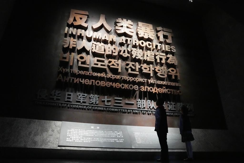9月18日，青少年在侵華日軍第七三一部隊罪證陳列館內(nèi)參觀。新華社記者 王建威 攝