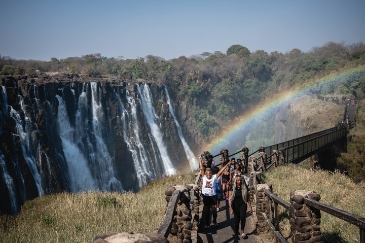 8月21日，游客在贊比亞觀賞維多利亞瀑布景色。