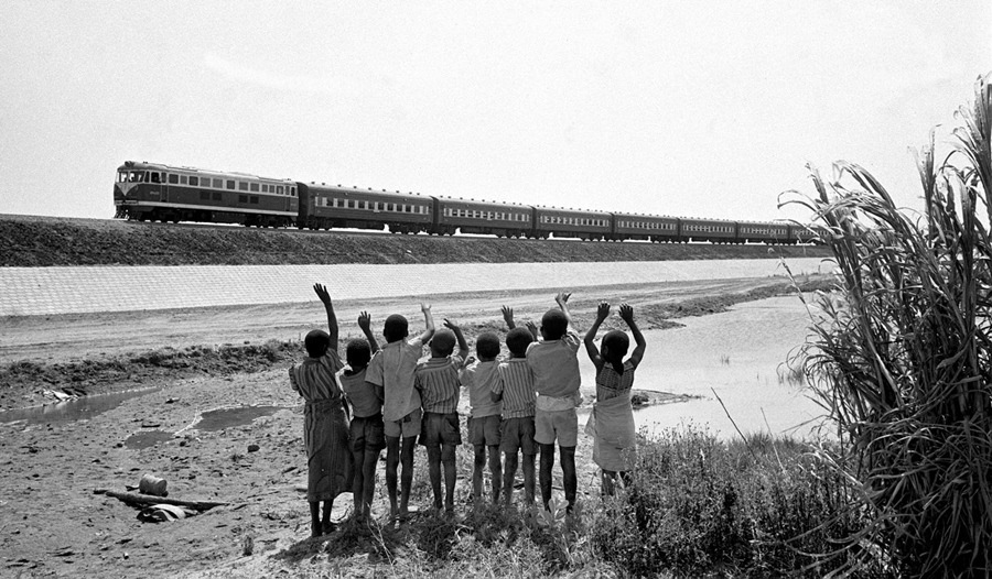 贊比亞魯西瓦西湖畔的少年兒童歡迎坦贊鐵路的列車通到他們的家鄉(xiāng)（1976年攝）。