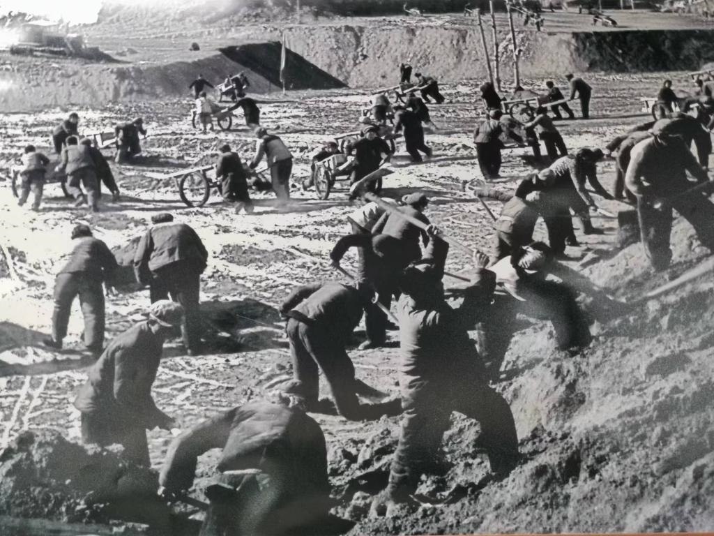 20世紀(jì)70年代，高西溝人治理水土流失場(chǎng)景。（資料圖片）