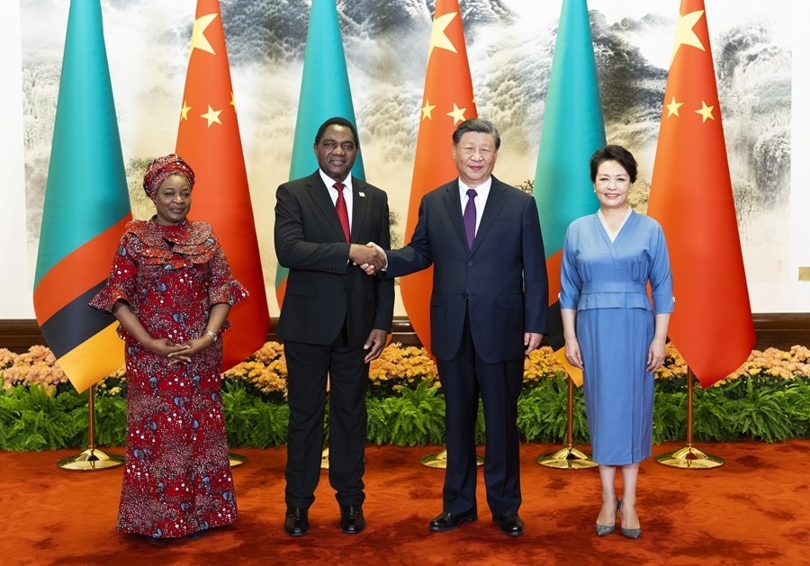 這是會談前，習(xí)近平主席和夫人彭麗媛同希奇萊馬總統(tǒng)和夫人穆廷塔合影。