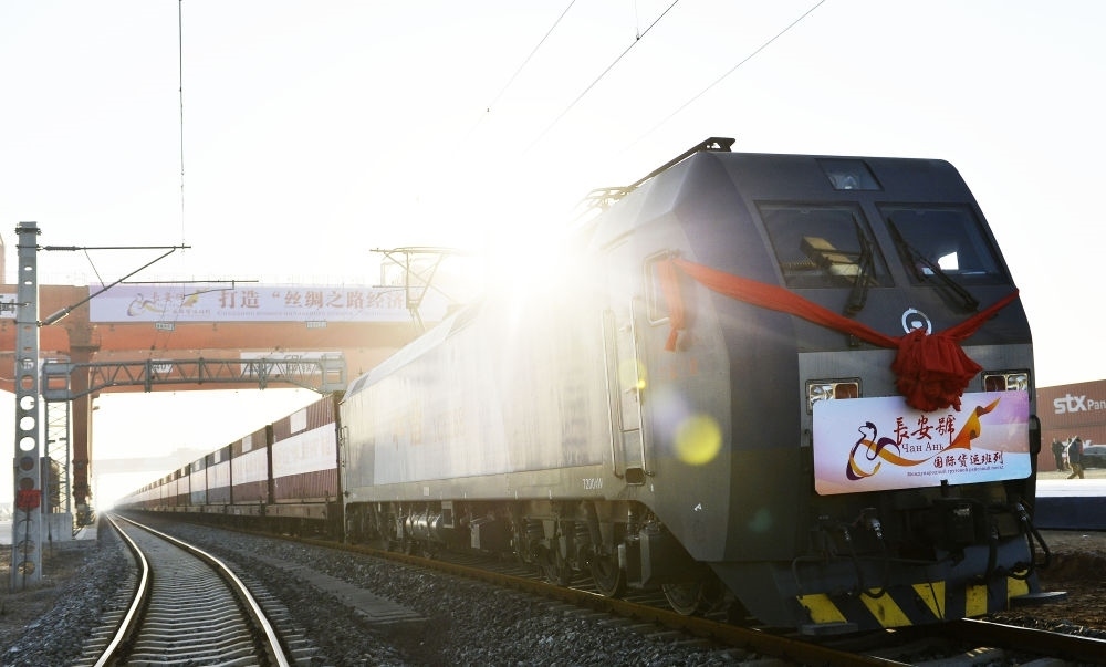 2013年11月28日，首趟由西安發(fā)往哈薩克斯坦阿拉木圖的長安號(hào)國際貨運(yùn)列車等待出發(fā)。新華社記者 劉瀟 攝