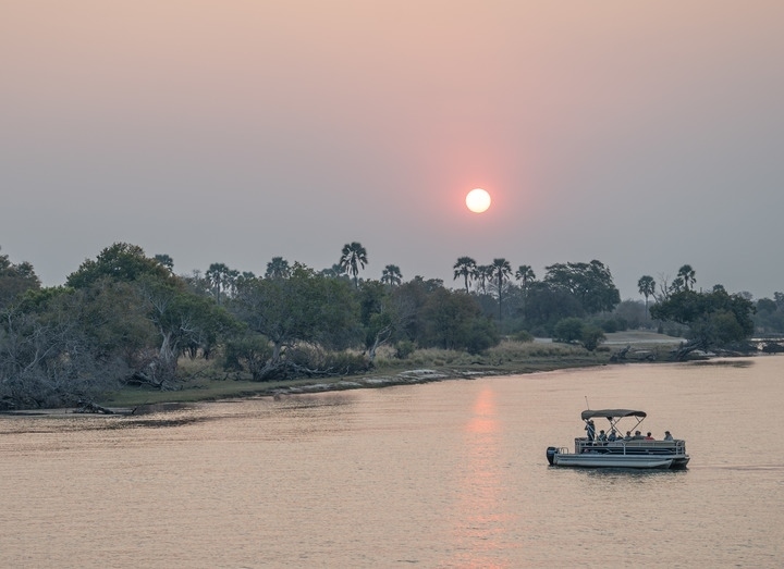 8月23日，在贊比亞拍攝的贊比西河上的游船。