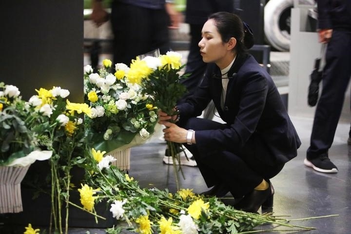 9月18日，工作人員在侵華日軍第七三一部隊罪證陳列館整理花束。新華社記者 石楓 攝