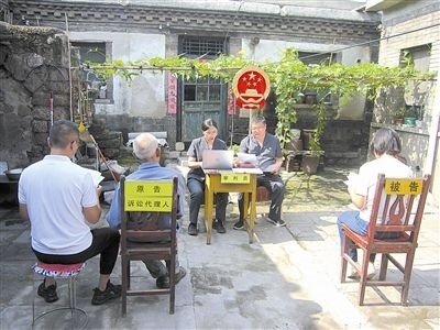 圖②：法庭在農(nóng)家小院開展巡回審判。