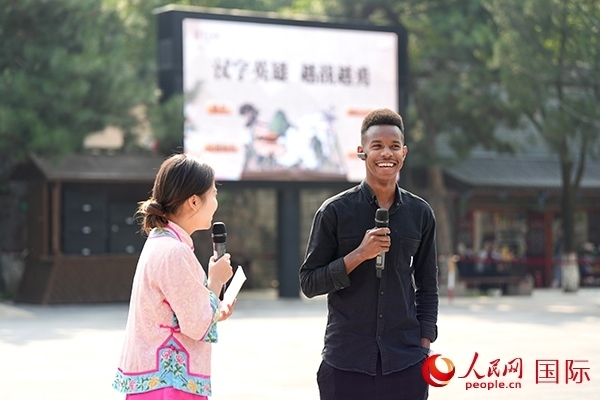 選手王安（乍得）挑戰(zhàn)“漢字英雄·越戰(zhàn)越勇”游戲。人民網(wǎng) 盧鵬宇攝