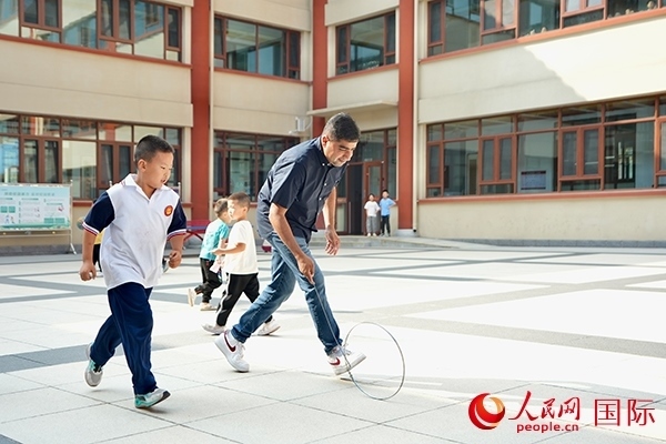 來自巴基斯坦的沙杰在滾鐵環(huán)。人民網(wǎng) 盧鵬宇攝