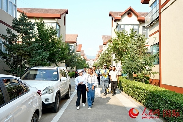 選手們?cè)诨食谴鍏⒂^。人民網(wǎng) 盧鵬宇攝