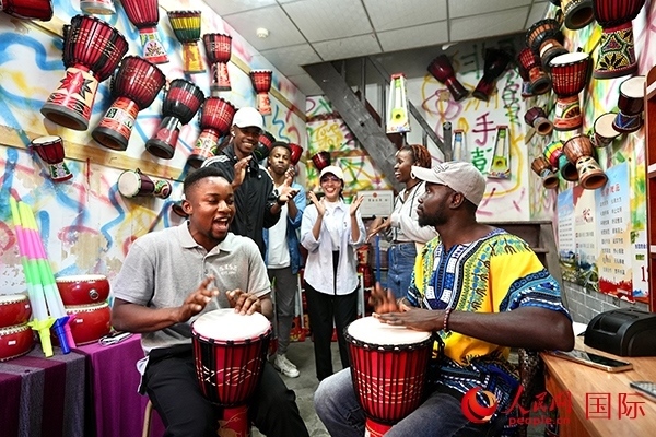 選手們敲起非洲鼓。人民網(wǎng) 盧鵬宇攝