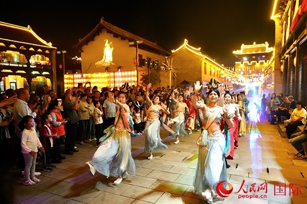 古城巡游隊伍。人民網 盧鵬宇攝