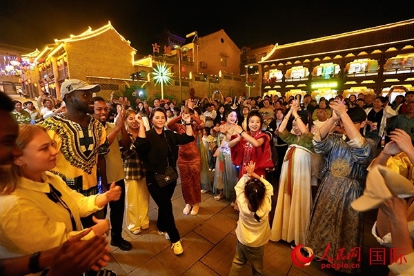 選手們和演員們一起舞蹈。人民網 盧鵬宇攝