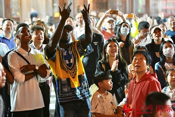 選手體驗古城巡游。人民網 盧鵬宇攝