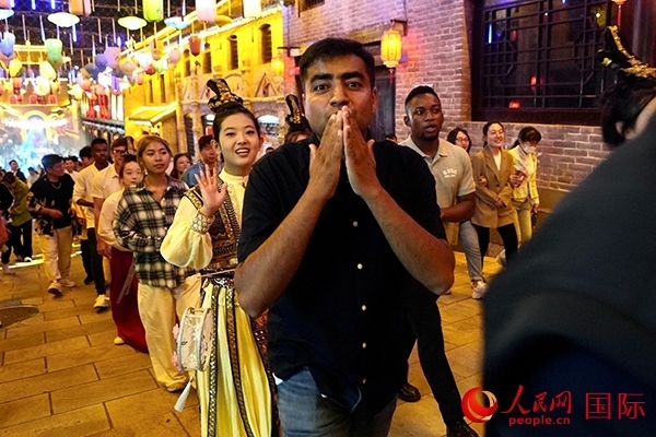 選手體驗古城巡游。人民網 盧鵬宇攝