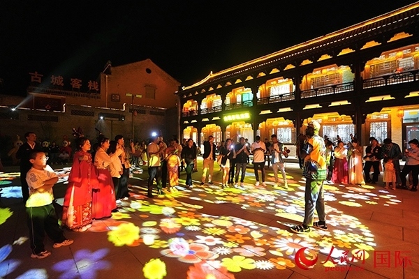 選手們和演員們一起載歌載舞。人民網 盧鵬宇攝