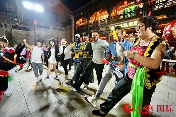 選手們和演員們一起載歌載舞。人民網 盧鵬宇攝