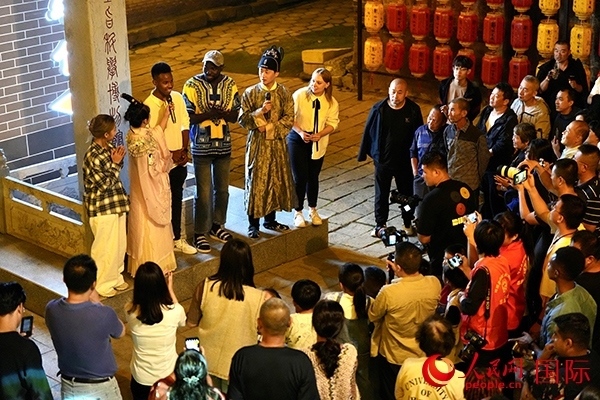 選手們一起演唱《大中國》。人民網 盧鵬宇攝