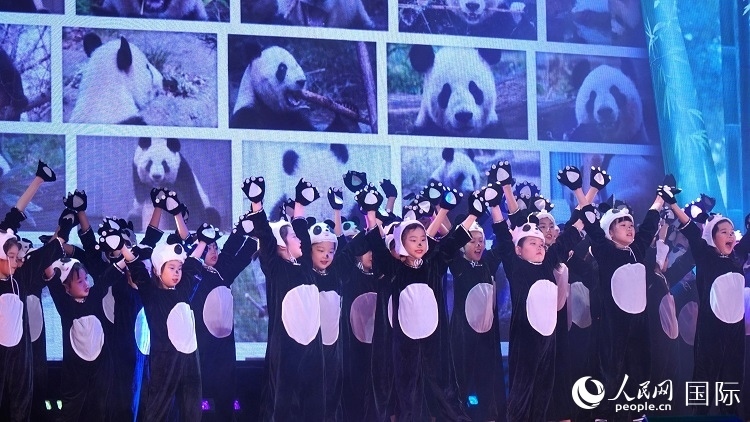 小演員們上演《歡樂功夫熊貓》。人民網(wǎng) 蔣曉辰攝