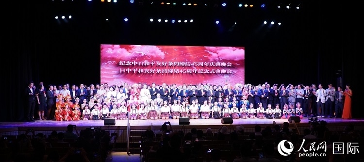 出席晚會的嘉賓與演員合影留念。人民網(wǎng) 蔣曉辰攝