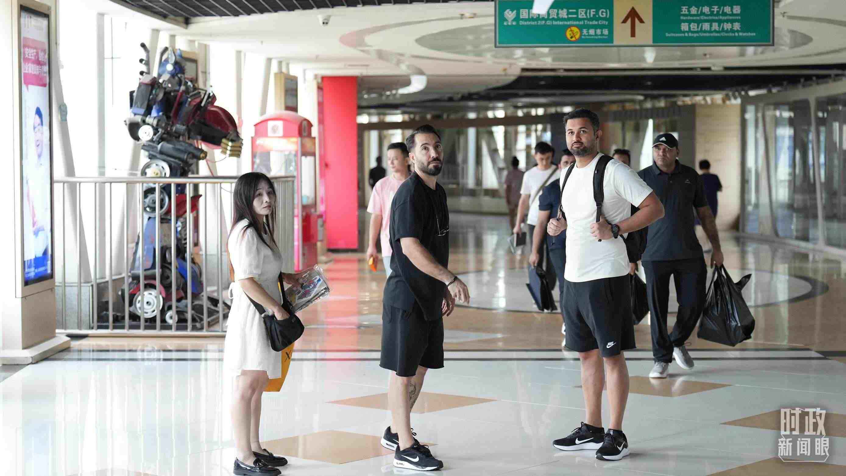 △義烏國際商貿城內，來自世界各地的外商。（總臺國廣記者李晉拍攝）